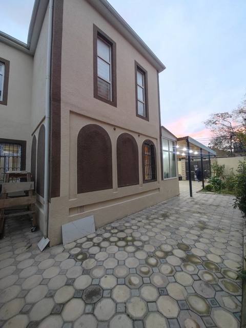 Satılır 7 otaqlı həyət evi/bağ evi 250 m² — Баку