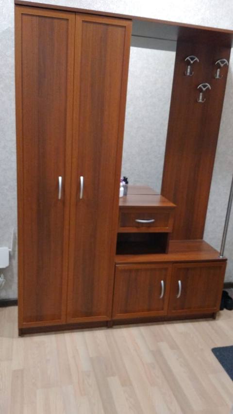 Dehliz dolabı – 90 AZN Ünvan: Qara Qarayev - Material: taxta imitasiya — Baku