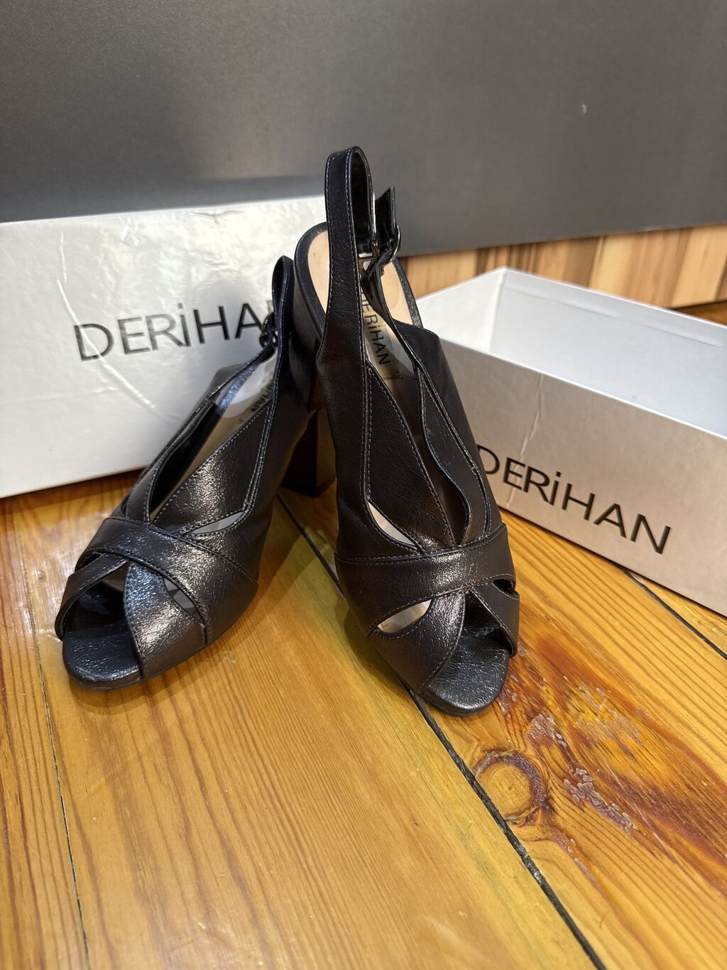 Derimod, Ölçü: 38, rəng - Boz, Yeni — Sandal, Masazır
