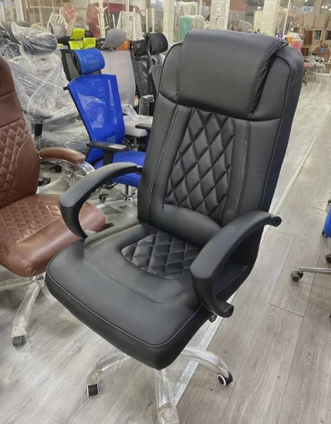 Kreslo Qara rəng — 219 ₼ · Ofis mebeli Kreslo Qara rəng