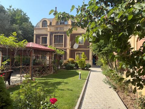 Satılır 7 otaqlı həyət evi/bağ evi 385 m² — Baku