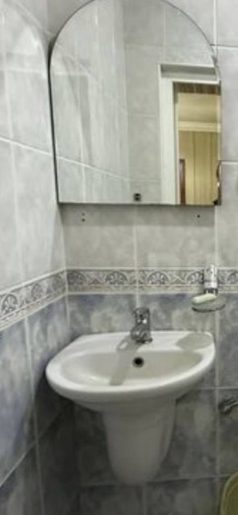 Divar tipli vanna otağı lavabosu və güzgü komplekti - Kompakt — Баку