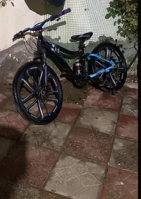 Uşaq/yeni gənc üçün dağ velosipedi - Rəng: qara-göy aksentli dizayn — 95 ₼ · Баку · Dağ velosipedləri Uşaq/yeni gənc üçün dağ velosipedi - Rəng: qara-göy aksentli dizayn — Баку