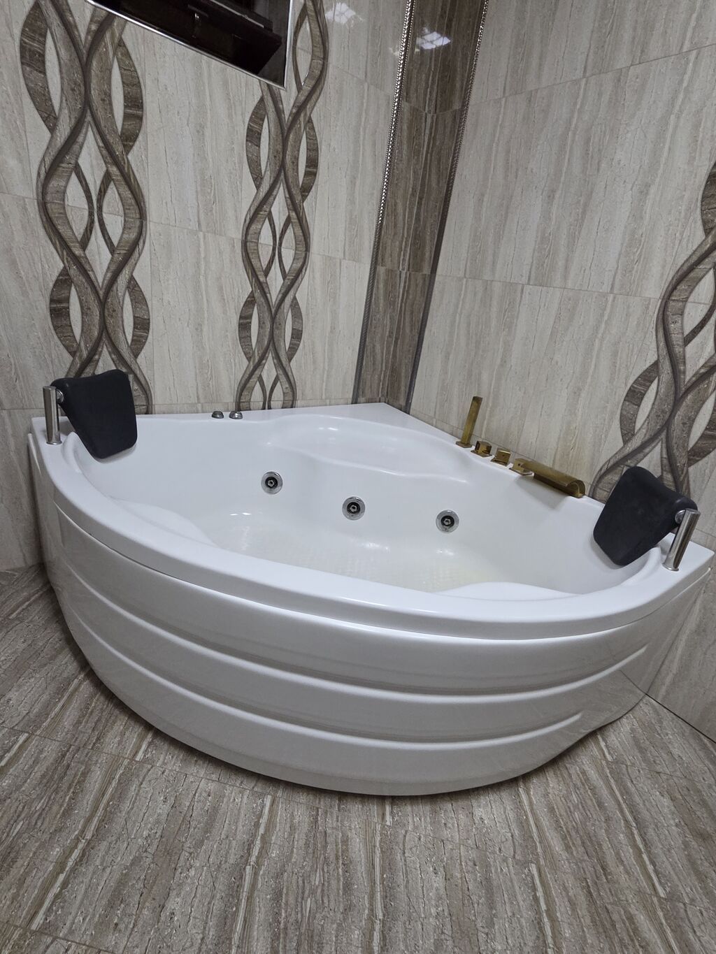 Künc tipli hidromassajlı vanna (jacuzzi) - Forma: üçbucaq/künc — Vannalar və jakuzi, Saray (2)