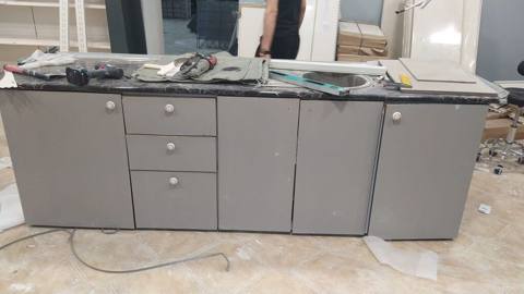 Boz rəngdə mətbəx alt dolabı və iş masasının komplekti - Üst səth — Baku