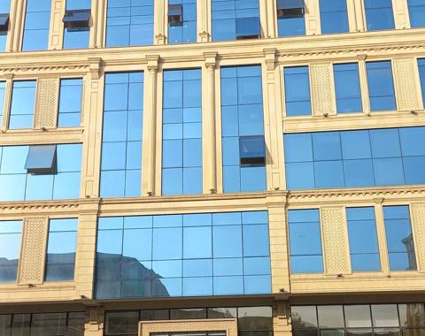 Ofis üçün bina fasadı – şüşə vitraj sistemləri - Tam şüşəli alüminium — Bakı