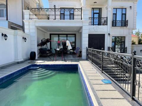 Satılır 8 otaqlı həyət evi/bağ evi 400 m² — 1 600 000 ₼ · 5+ комн. · 400 м² · 6 сот. · Баку, Səbail · Ev, villa Satılır 8 otaqlı həyət evi/bağ evi 400 m² — Баку
