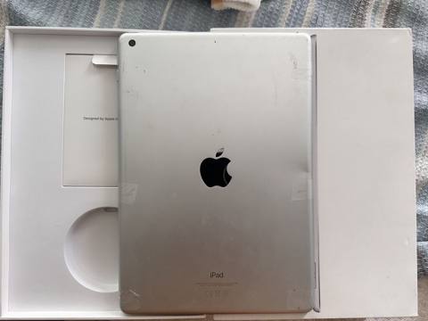 Apple iPad 7 planşet Xüsusiyyətlər: - Korpus: gümüş rəng, alüminium — Bakı