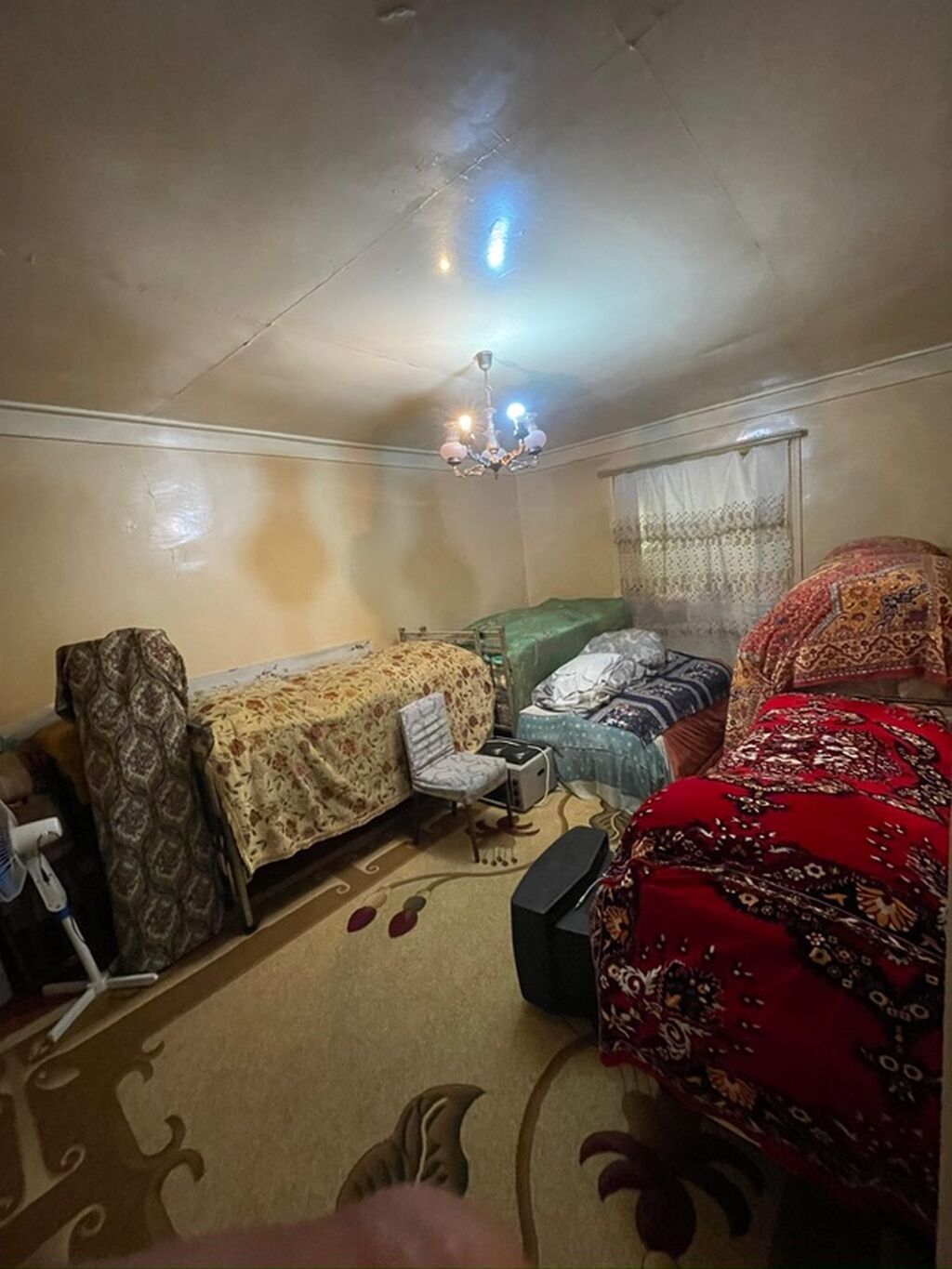 Ev Şamaxı şəhərində, 9 nömrəli məktəbin yanında yerləşir. Məktəbə — Yataq otağı mobilya dəstləri, Şamaxı (7)