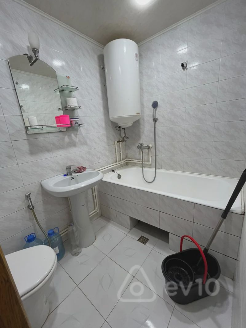 For sale: 4-room apartment (old building), 100 m² — Mənzil, Bakı (9)