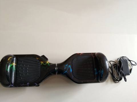 Elektrikli hoverboard (segway) – şarj cihazı ilə batareya yatıb — Saray