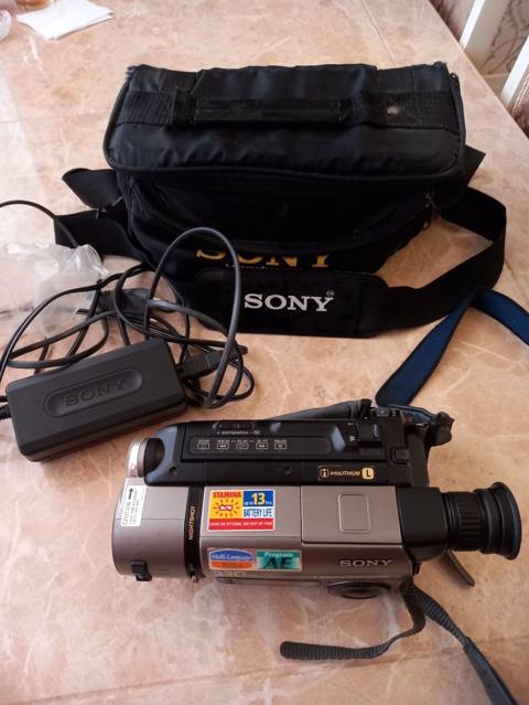 Sony Handycam video Hi8 kamkorder + aksesuarlar Xüsusiyyətlər — 70 ₼ · Baku · Video kamera Sony Handycam video Hi8 kamkorder + aksesuarlar Xüsusiyyətlər — Baku