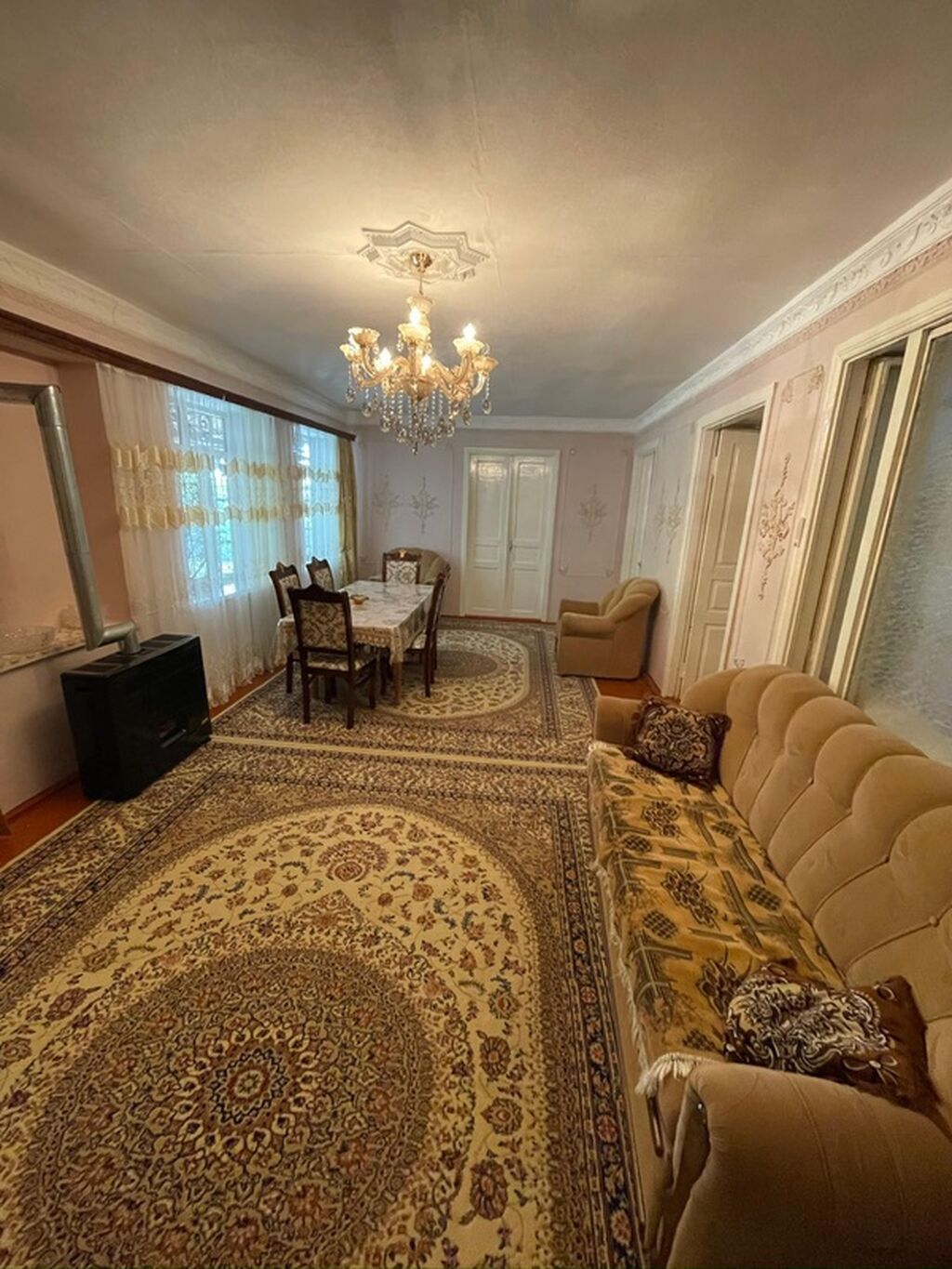Ev Şamaxı şəhərində, 9 nömrəli məktəbin yanında yerləşir. Məktəbə — Yataq otağı mobilya dəstləri, Şamaxı (4)
