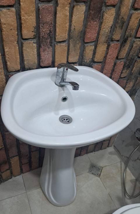 Ayaqüstü hamam lavabosu və qarışdırıcı kran - Material: sanitar — Баку