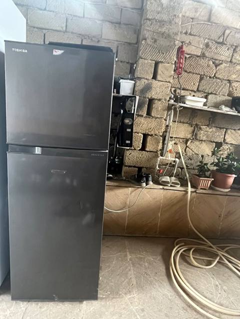 Toshiba iki qapılı soyuducu - Brend: Toshiba - Rəng: qara/metallik — Баку
