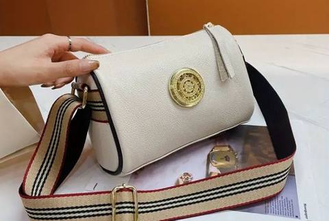 Dörd ədəd çanta paketi 1) Açıqlı krem rəngli dəri tipli çiyin çantası — 25 ₼ · Баку · Çantalar, çamadanlar, cüzdanlar Dörd ədəd çanta paketi 1) Açıqlı krem rəngli dəri tipli çiyin çantası — Баку