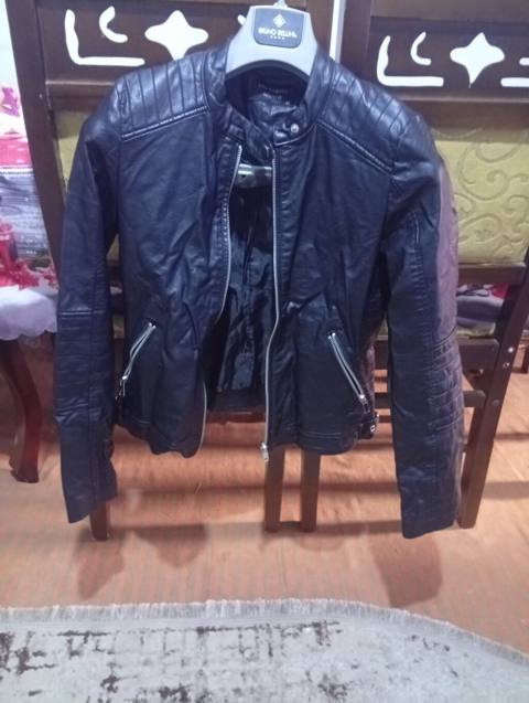 Qara dəri görünümlü qadın gödəyəni - Model: qısa biker/klassik moto — 30 ₼ · Баку · Jaketlər Qara dəri görünümlü qadın gödəyəni - Model: qısa biker/klassik moto — Баку