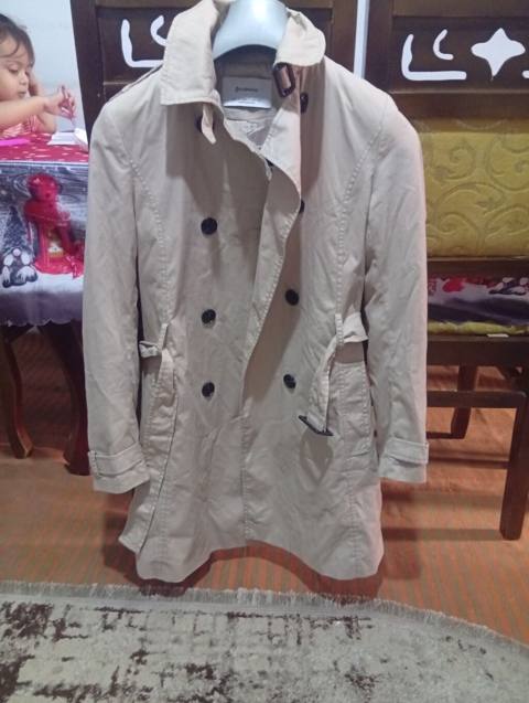 Model: Qadın bej rəngli trençkot - Brend etiketində: Stradivarius — Баку
