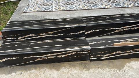 Qara mermer pilləkən üzlüyü – dekorativ təbii daş - Material: parlaq — 15 ₼ · Novxanı · Plitka və örtü materialları Qara mermer pilləkən üzlüyü – dekorativ təbii daş - Material: parlaq — Novxanı