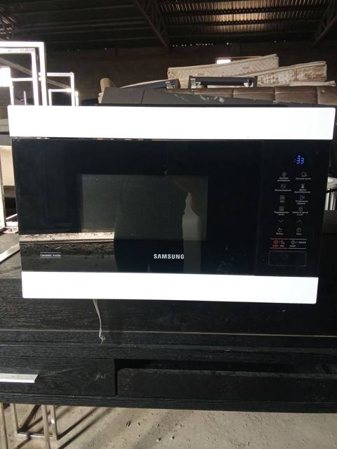 Samsung mikrodalğalı soba – şık ağ/qara dizayn, şüşə ön panel və — Ceyranbatan