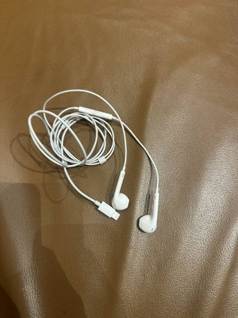 Apple Original Lightning konnektorlu naqilli qulaqlıq - Rəng: ağ — Bakı