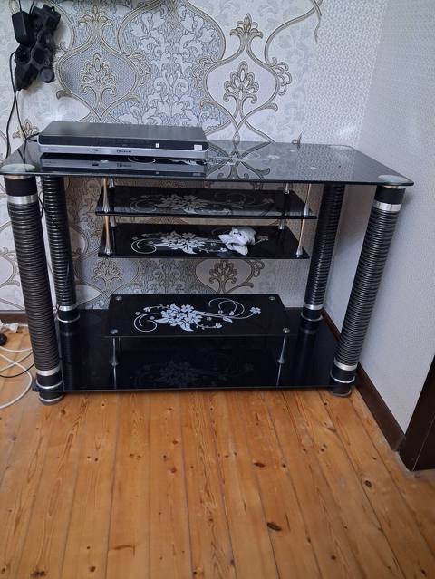 Şüşə TV stendi - Material: qalın temperli şüşə rəflər və metal — Ceyranbatan