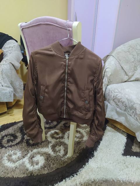 Qadınlar üçün qısa bomber gödəkçə - Rəng: qəhvəyi - Model: klassik — 15 ₼ · Bakı · Jaketlər Qadınlar üçün qısa bomber gödəkçə - Rəng: qəhvəyi - Model: klassik — Bakı