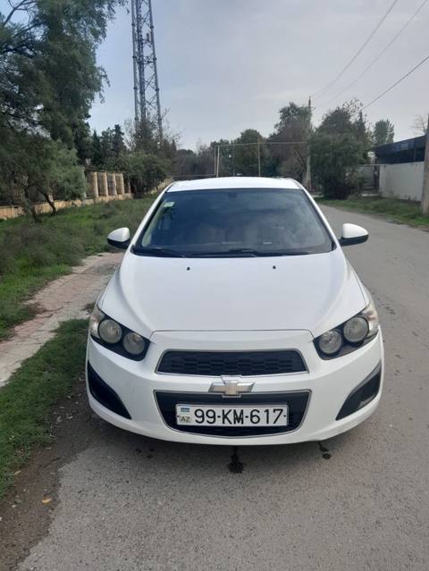 Chevrolet Aveo sedan – ağ rəng - Kuzov: 4 qapılı sedan, ağ rəng, qara — Ширван