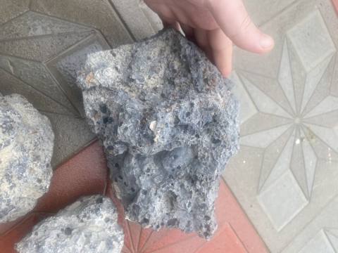 Akvarum ücün Təbii dekorativ daşlar – poroz quruluşlu, boz-qara — Bakı