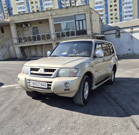Mitsubishi Pajero SUV - Korpus: qızılı/bej rəng, 5 qapı, yan — Baku