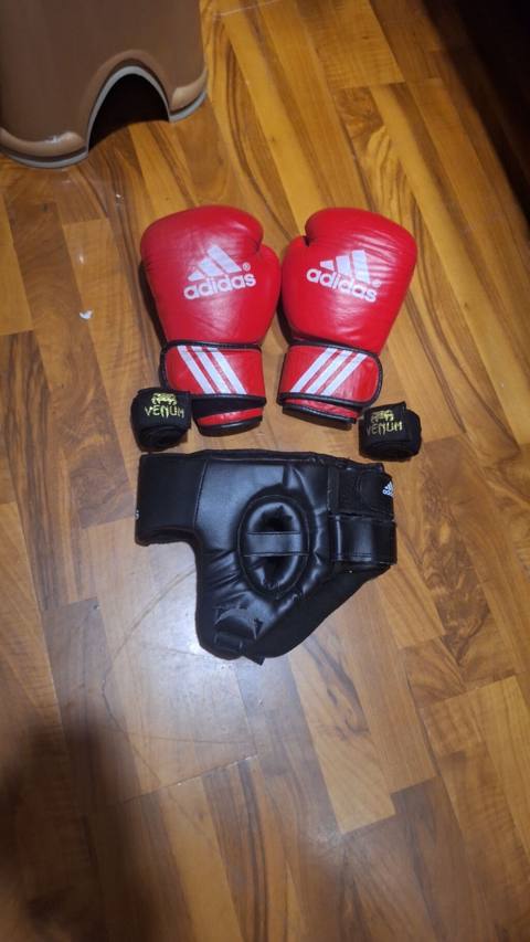 Kickboks/boks üçün tam avadanlıq dəsti Dəst məzmunu: - Adidas qırmızı — Baku