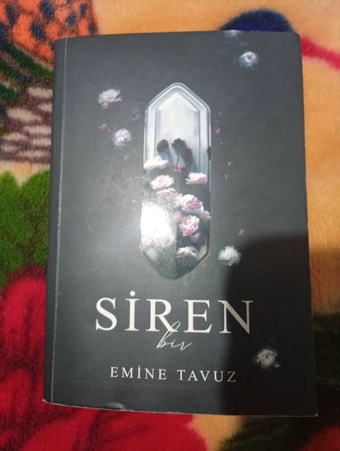Kitab dəsti – 3 adda 1) “Siren bir” – Emine Tavuz - Qara üz qabığı — Гусар