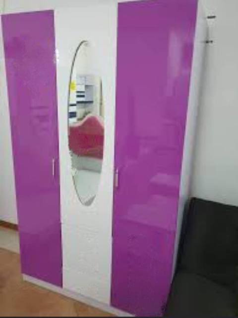 Üç qapılı paltar dolabı - Rəng: bənövşəyi (yan panellər) və ağ (orta — 130 ₼ · Баку · Şkaflar Üç qapılı paltar dolabı - Rəng: bənövşəyi (yan panellər) və ağ (orta — Баку