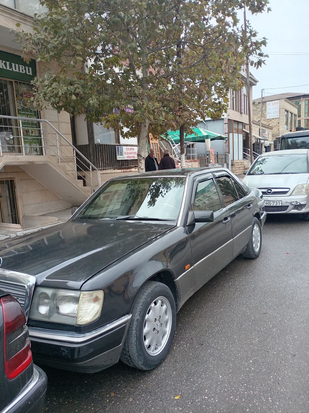 Mercedes-Benz E 200: 2 l 1990 il Sedan — Avtomobillər, Xırdalan (2)