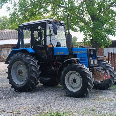 Belarus 1025.2 Ganc traktor - Güclü dörd silindrli dizel mühərrik, ön — Şəki