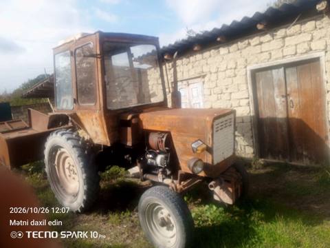 Kənd təsərrüfatı üçün təkərli traktor və qoşqu - Kabinəli, ön-arka — Quba