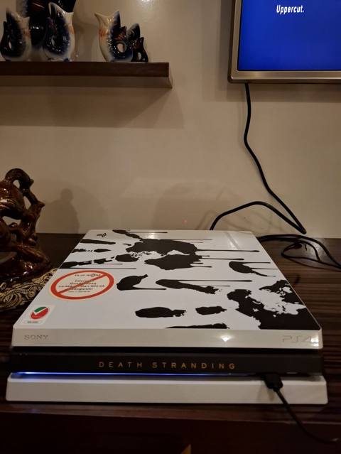 Ps4 pro limted edition satılır qyimet 800 azn üstünde 1 eded arginal — Khachmaz
