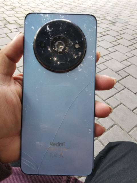 Redmi smartfon - Geniş ekranlı, damla-notch ön kamera dizaynı - Arxa — Баку
