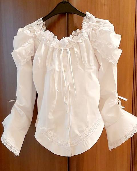 Ağ rəngli romantik bluz - Model: çiyinləri açıq/off-shoulder üslub — Bakı