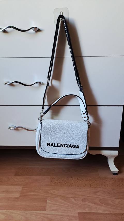 Balenciaga loqolu qadın çantası – ağ rəngli, dənəli teksturaya malik — 10 ₼ · Баку · Çantalar, çamadanlar, cüzdanlar Balenciaga loqolu qadın çantası – ağ rəngli, dənəli teksturaya malik — Баку