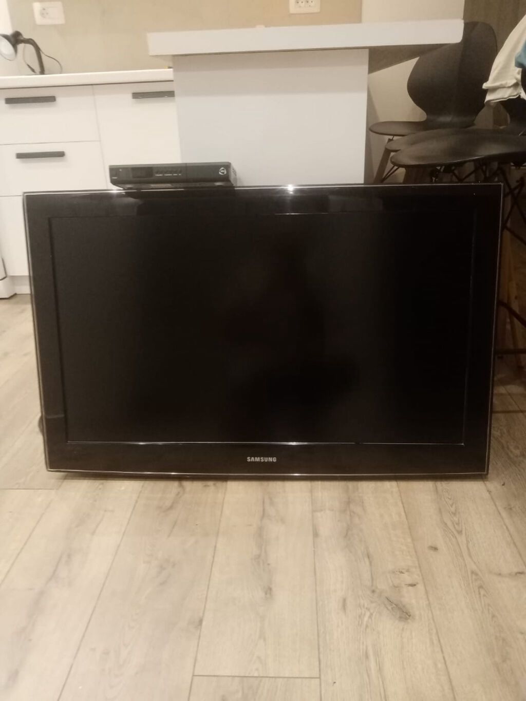Samsung düz ekran televizor + üstündə rəqəmsal TV qutusu — Televizorlar, Xırdalan