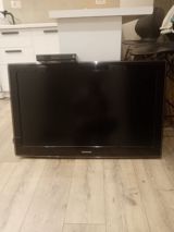 Samsung düz ekran televizor + üstündə rəqəmsal TV qutusu — Телевизоры