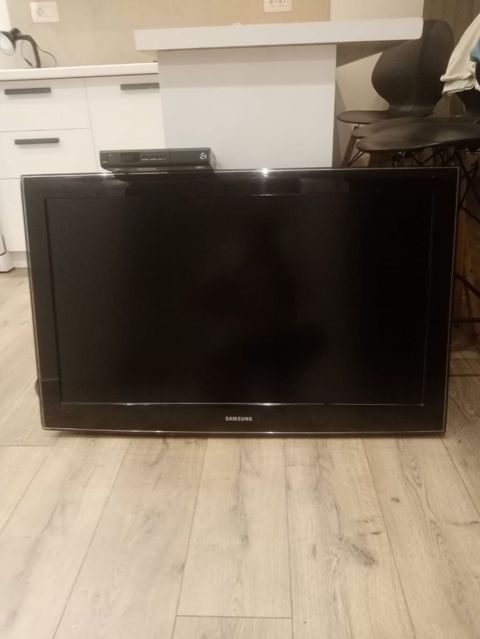 Samsung düz ekran televizor + üstündə rəqəmsal TV qutusu — Xırdalan