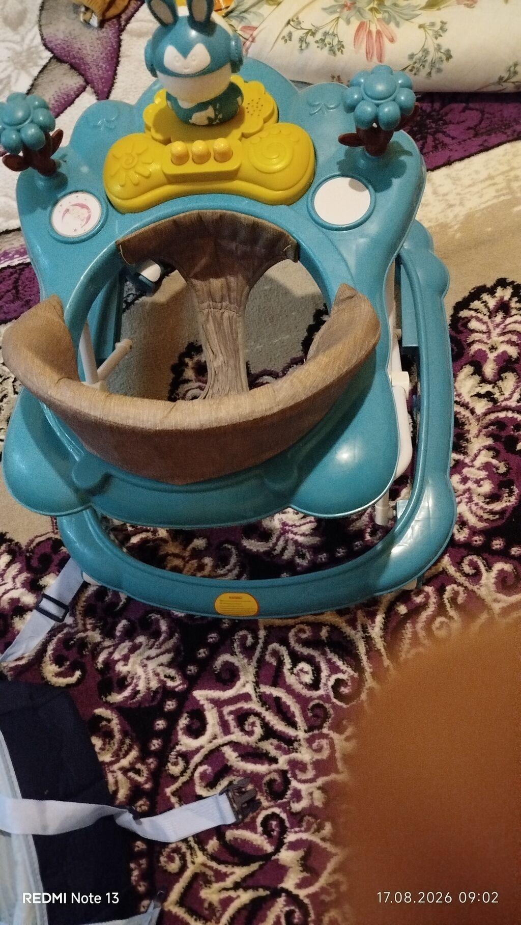 Uşaq gəzdiricisi (baby walker) - Rəng: mavi-açıq yaşıl tonlarda, ön