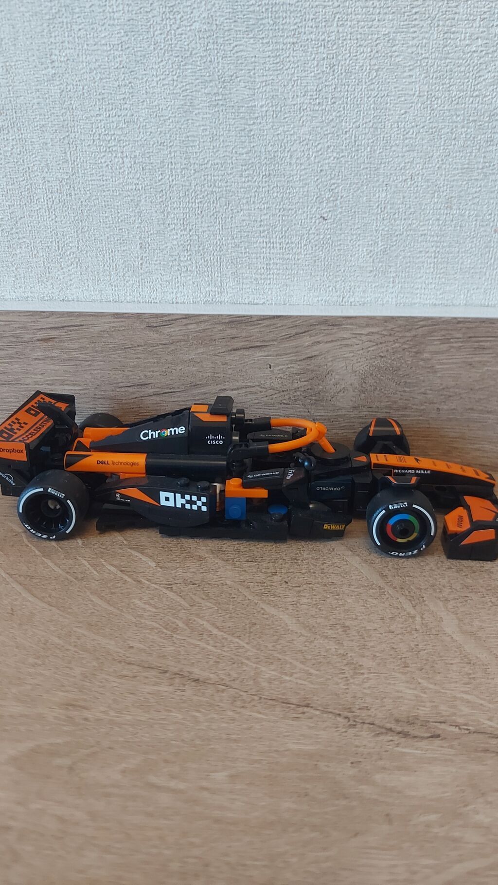 LEGO tərzində yığma F1 bolidi modelidir. Narıncı-qara rəng sxemi və