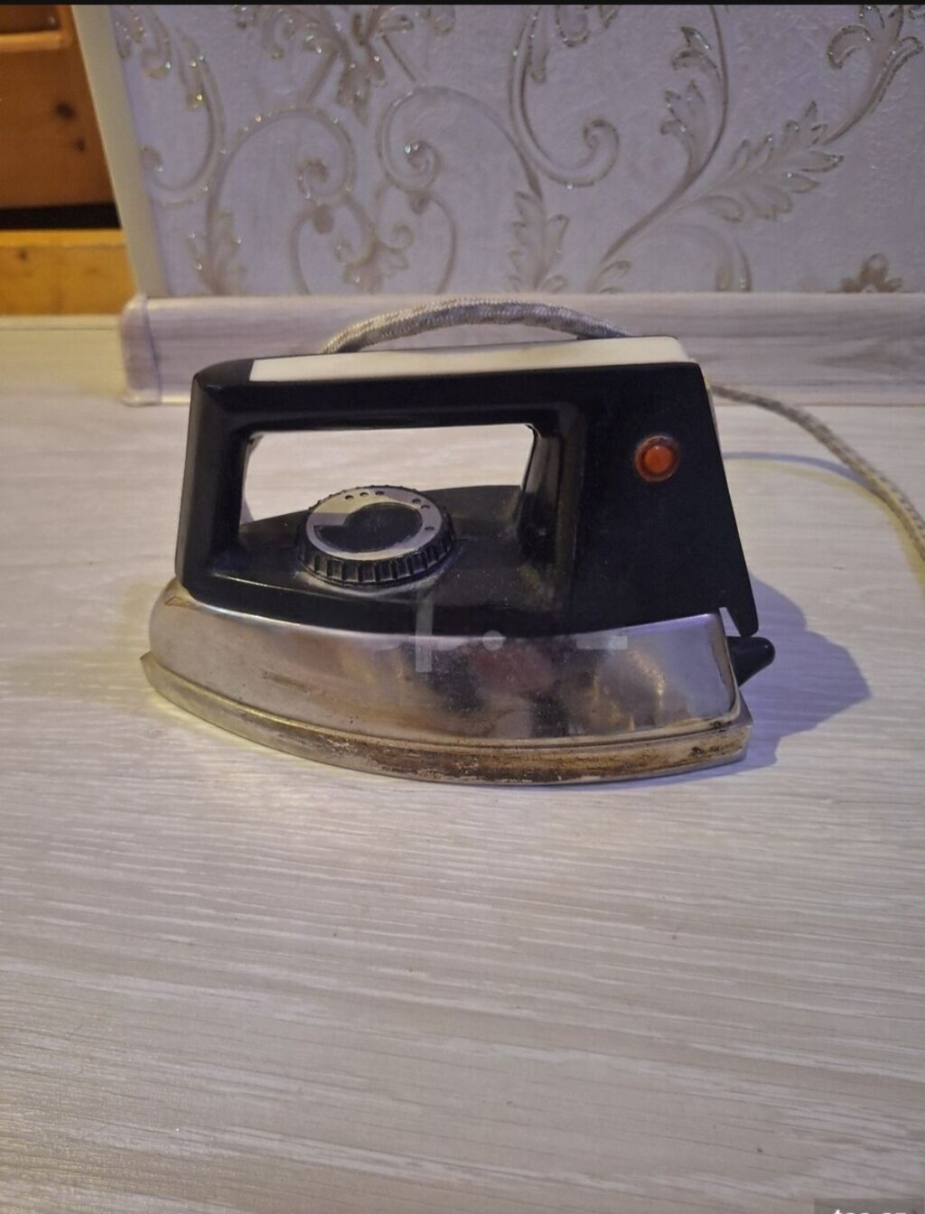 Klassik elektrik ütü - Material: metaldan korpus və paslanmayan polad
