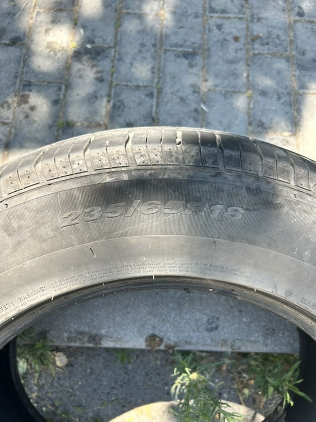 Avtomobil üçün şin satılır. Şinin ölçüsü **235/65 R18**-dir. Yan