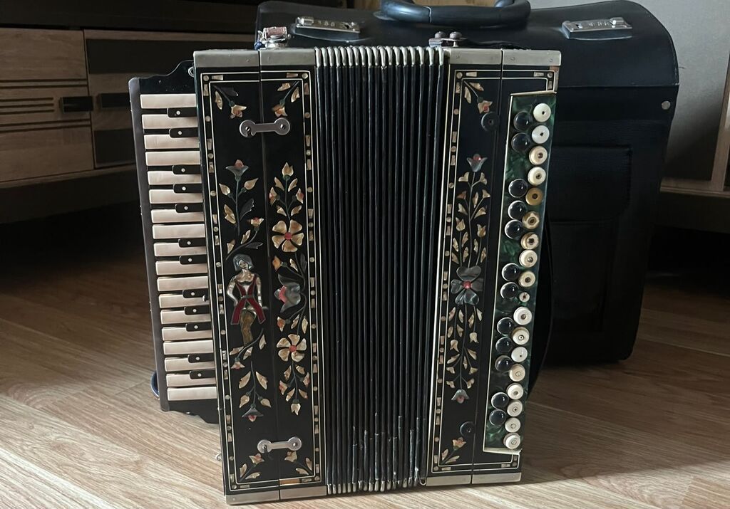 Akkordeon – dekorativ naxışlı, klaviaturalı və düyməli model -