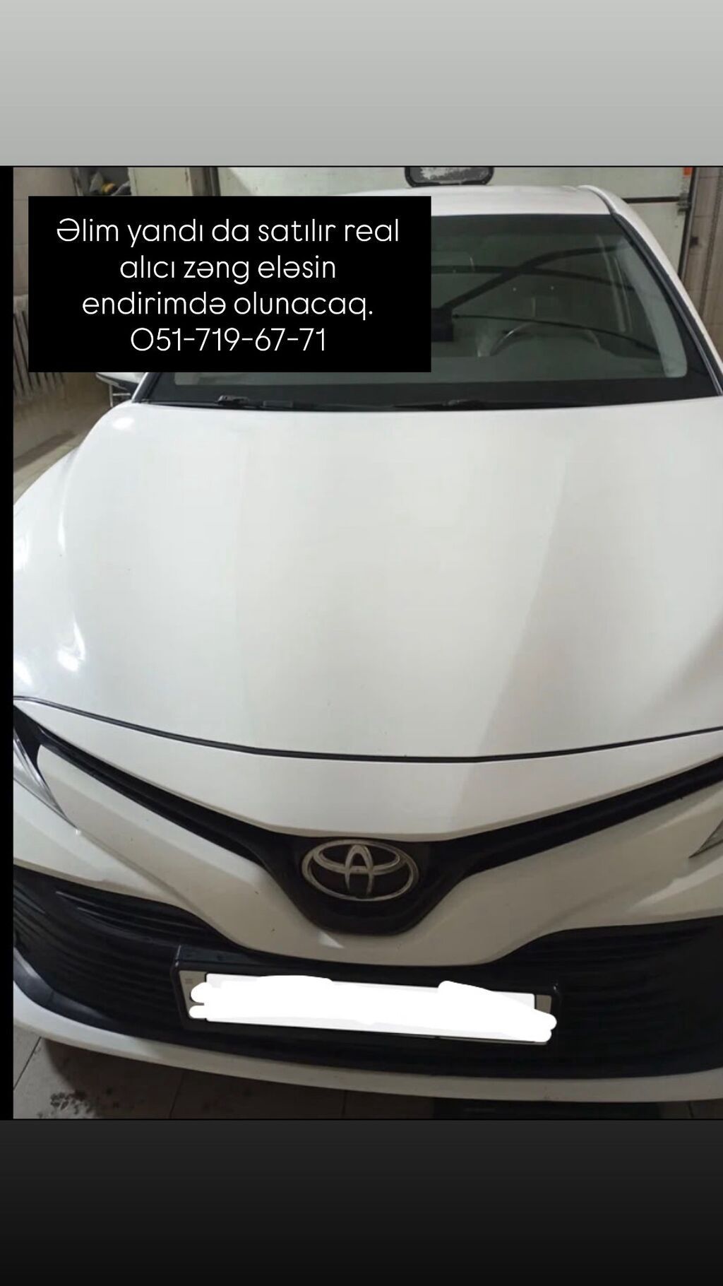 Toyota Camry sedan – ağ rəng, şəhər və uzun yol üçün rahat və geniş