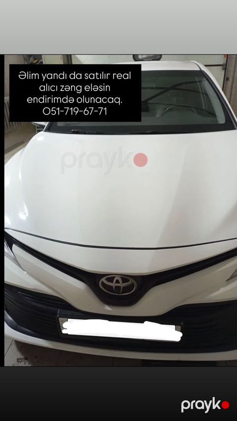Toyota Camry sedan – ağ rəng, şəhər və uzun yol üçün rahat və geniş
